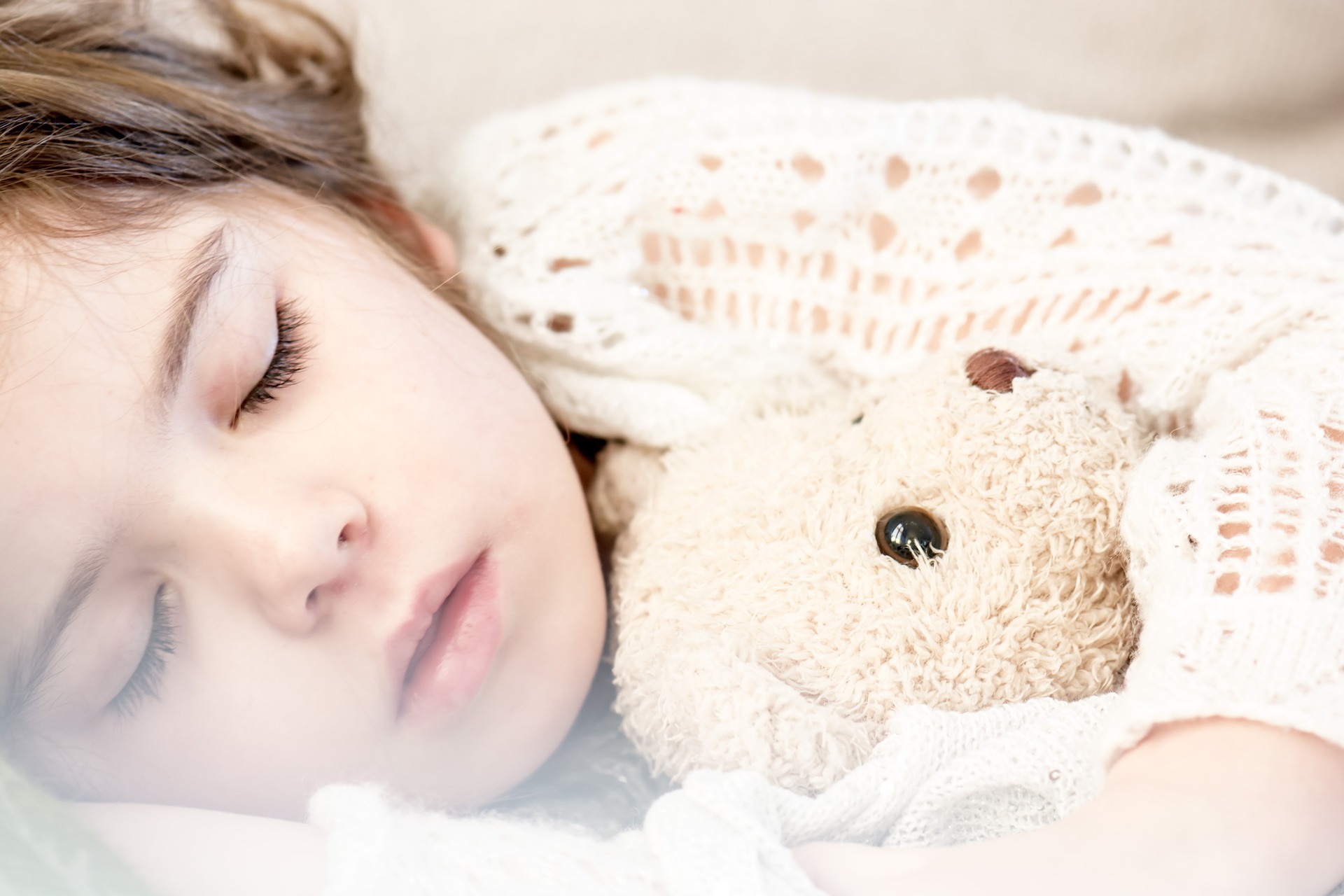 不眠症対策成功-ぐっすり眠るクマと女の子