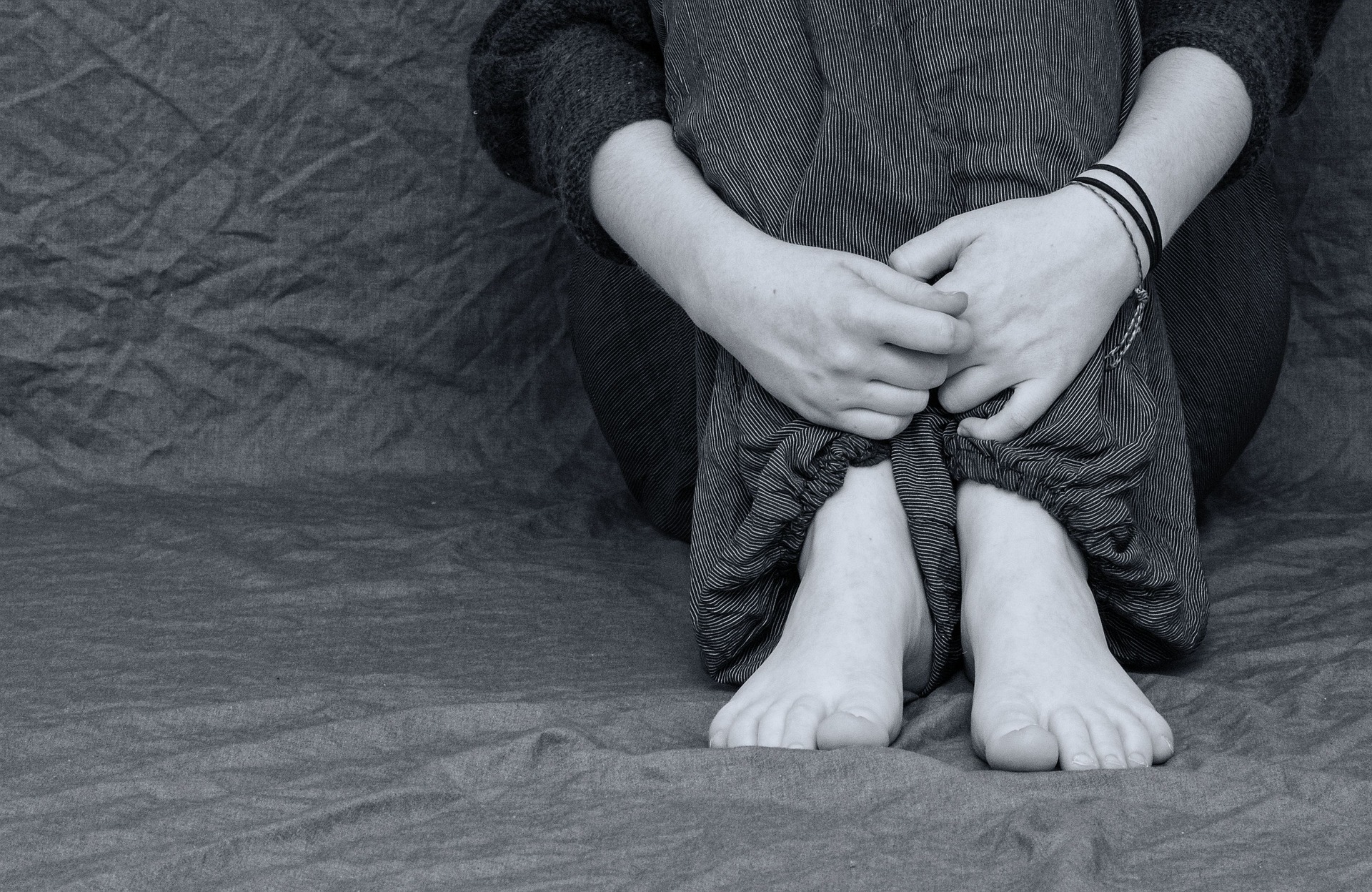 膝をかかえる女性-うつ病で休職しているイメージ