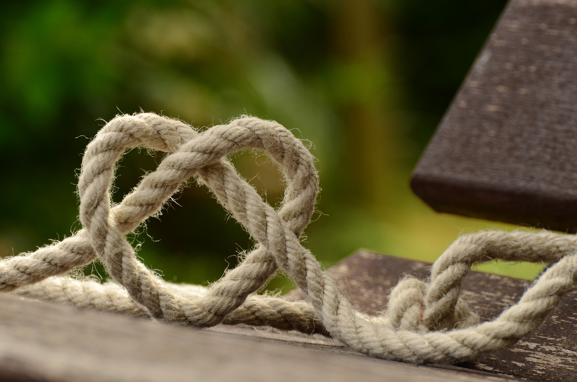心の糸-ハート型のロープ