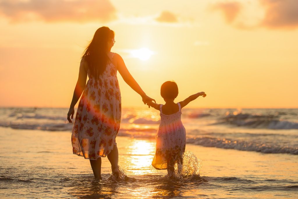 夕日の海辺-母親と娘